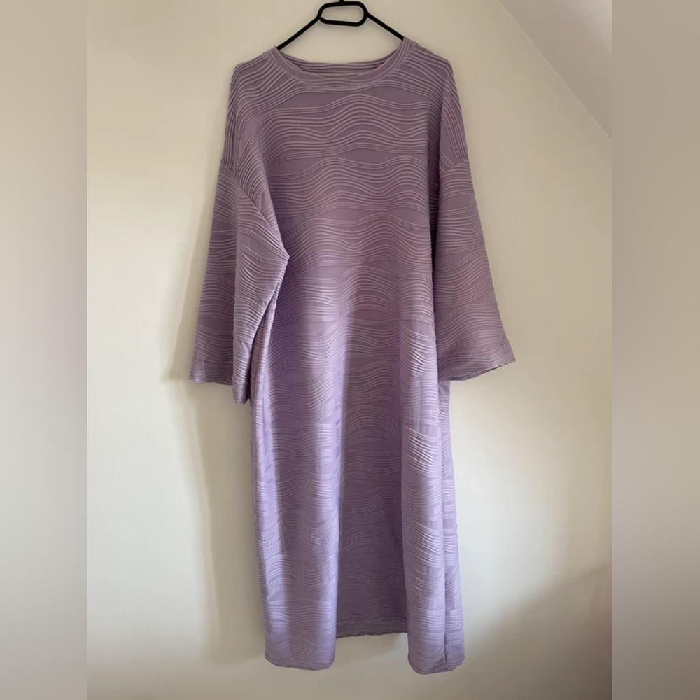 Elegant Lavender Wave Pattern Dress